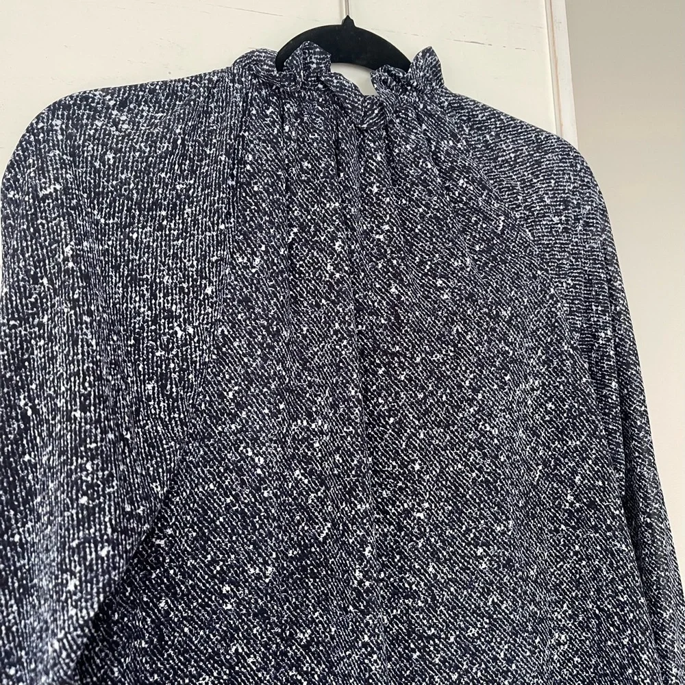 MICHAEL KORS Navy Blue Long Sleeve Lined Blouse Elastic Cuffs With Gold …